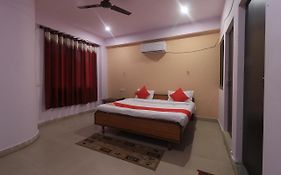 Oyo 28636 Roopam Places
